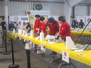 Red shirts are competing in the amateur dessert round 